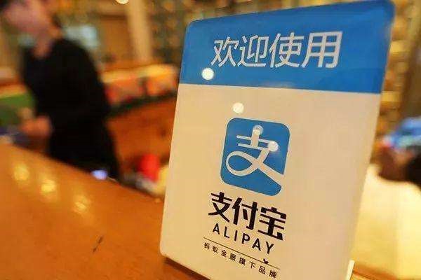 短视频直播间里，主播10万元高价收购硬币纸币，这有什么猫腻？
